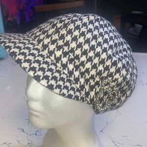 Elegant Houndstooth Cap with Chain Detail